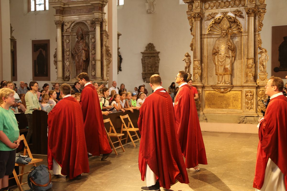 Über 1400 Kinder und ihre Begleiter sind am Montagvormittag, 7. Juli 2025, zum Gottesdienst für Erstkommunionkinder mit Bischof Dr. Franz Jung in den Würzburger Kiliansdom gekommen. 