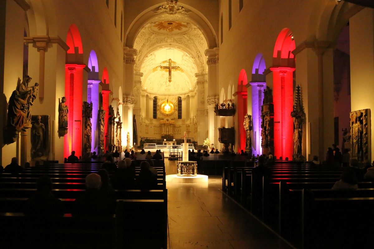 Der Kiliansdom war stimmungsvoll beleuchtet und lud zwischendurch zu "Licht und Stille" ein.