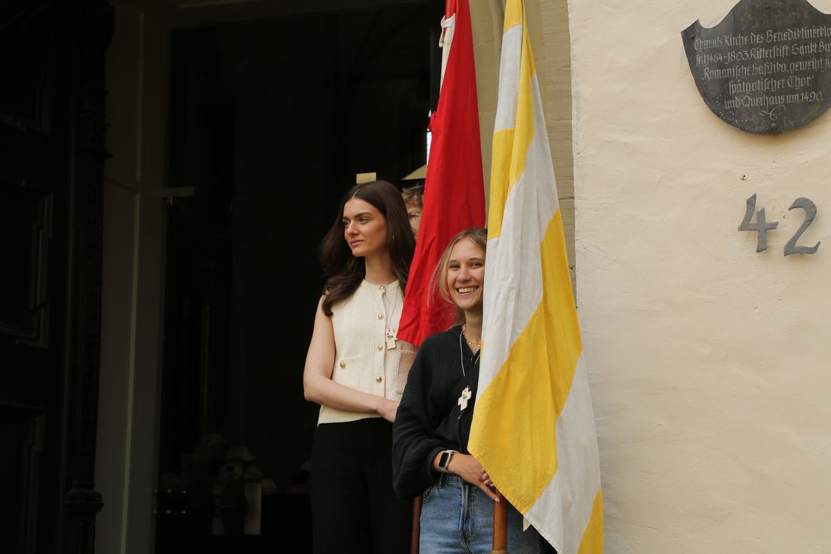 Rund 900 Kindergartenkinder haben am Freitag, 11. Juli, einen Gottesdienst mit Bischof Dr. Franz Jung in der Kirche Sankt Burkard gefeiert. Im Anschluss zogen sie über die Alte Mainbrücke in den Kiliansdom. 