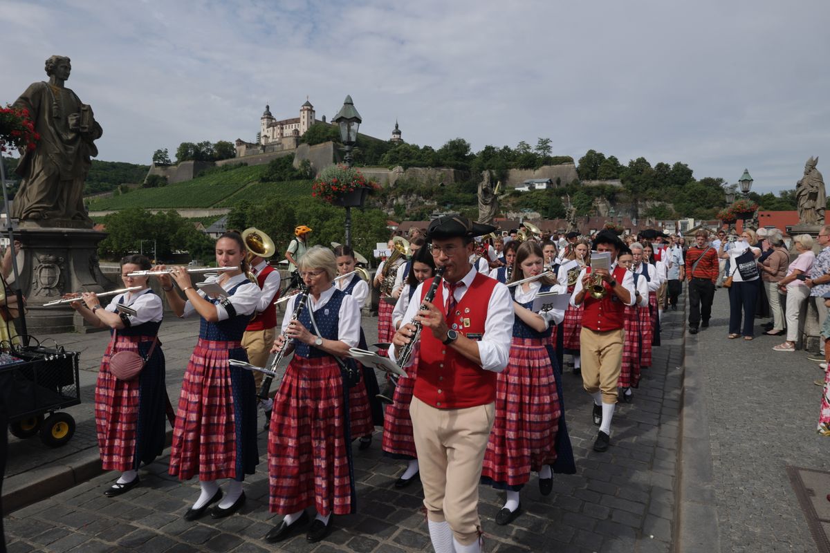 Mit einer Reliquienprozession von Sankt Burkard über die Alte Mainbrücke und einem Pontifikalgottesdienst im Kiliansdom ist am Sonntag, 6. Juli, die Kiliani-Wallfahrtswoche 2025 eröffnet worden.
