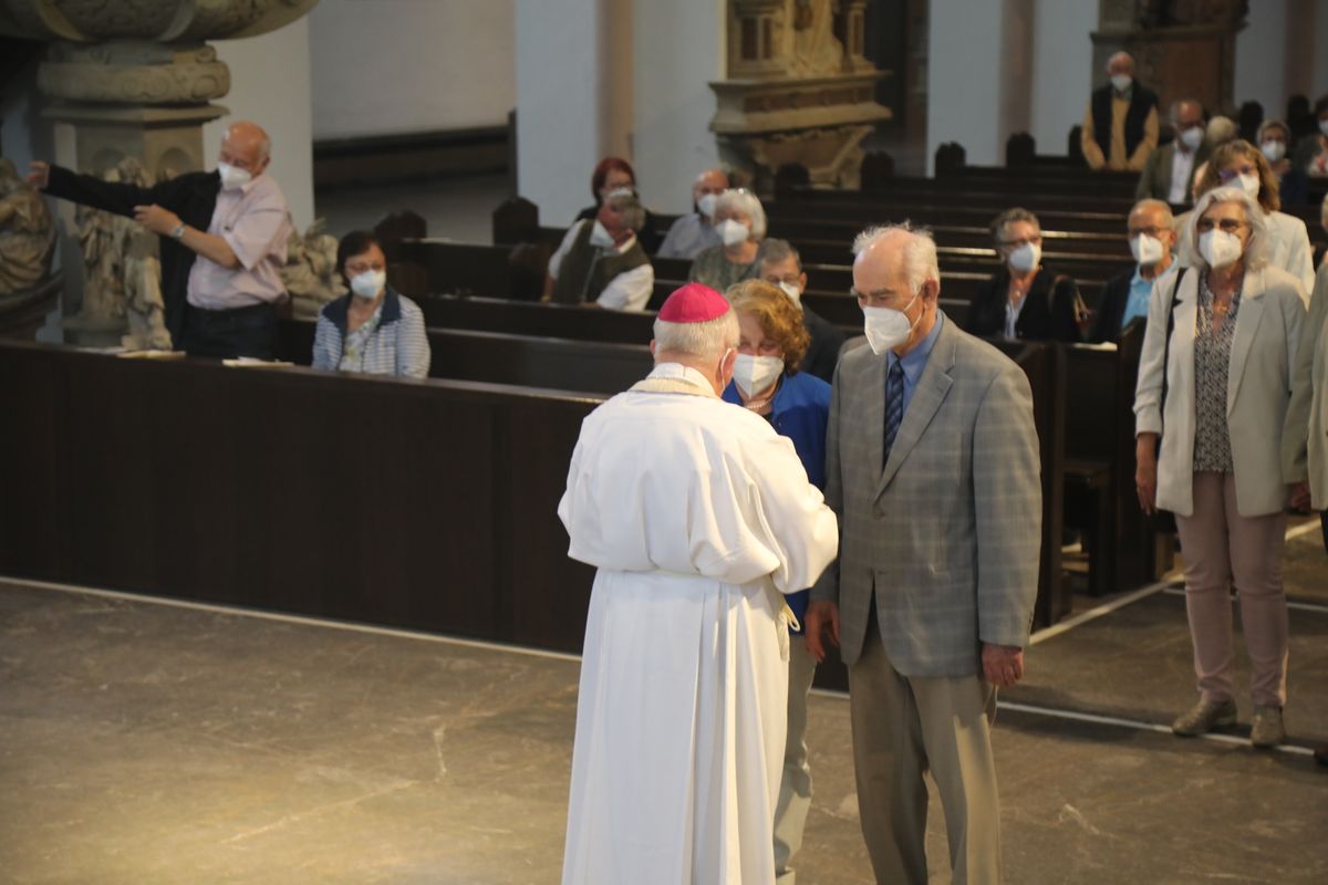2621/0609 Ehejubilare Weihbischof Boom_27483 Weihbischof Boom und weiteren Priester und Diakone weihen Ehejubilare, die ihr goldenes, diamantenes oder eisernes Ehejubiläum feiern.