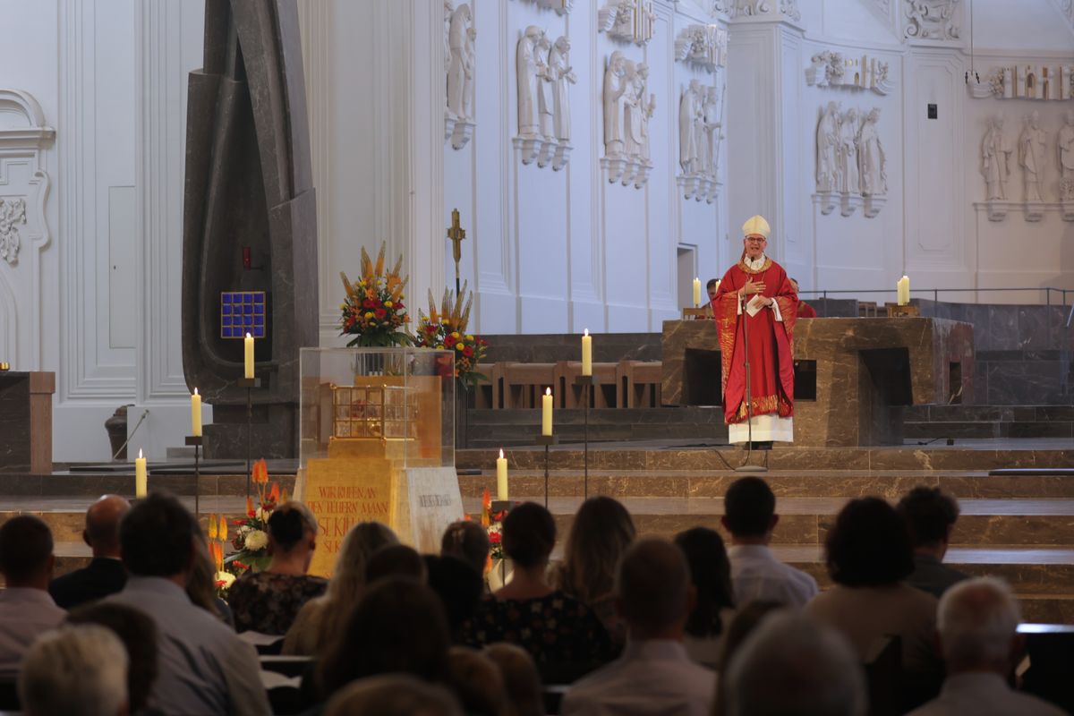 Beim Kiliani-Gottesdienst für die in Schule und Erziehung Tätigen hat Bischof Dr. Franz Jung am Freitag, 11. Juli, im Würzburger Kiliansdom 24 Frauen und Männern die Missio canonica verliehen.