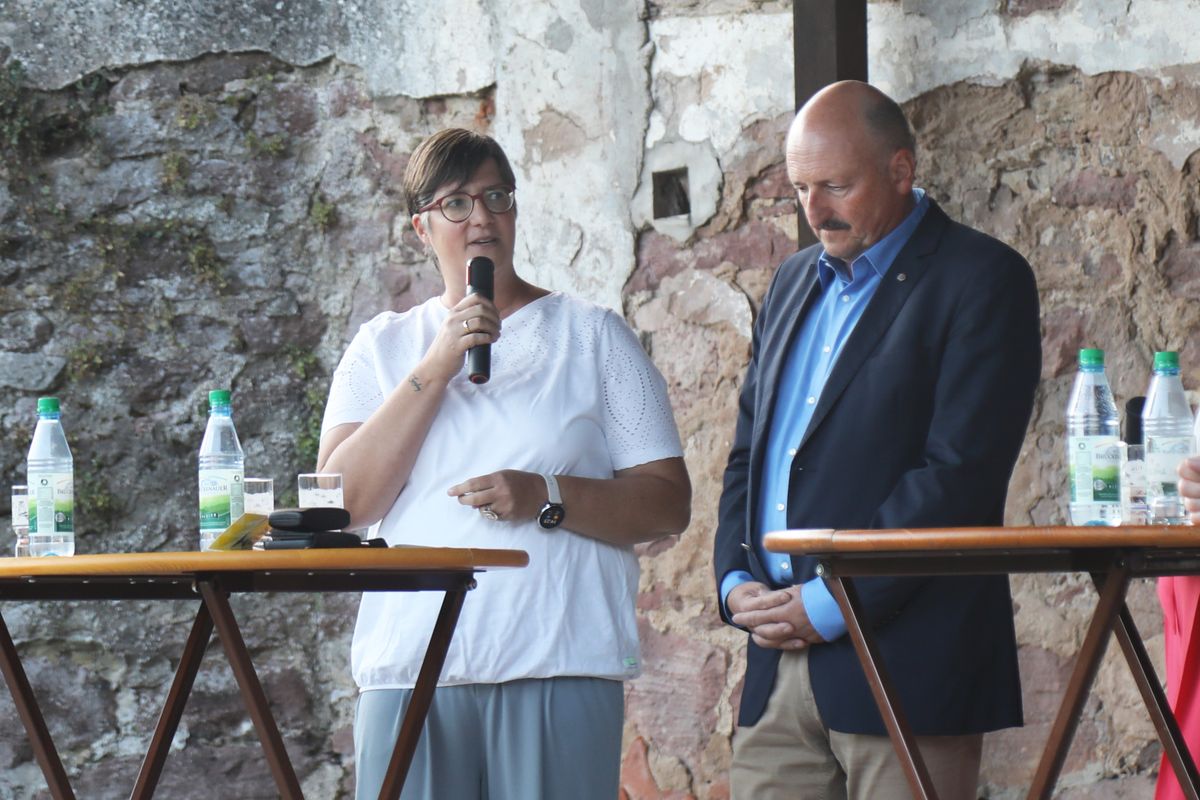Katholikentags-Botschafterin Nadja Kapperer und Bundestagsabgeordneter Bernd Rützel. Katholikentags-Botschafterin Nadja Kapperer und Bundestagsabgeordneter Bernd Rützel.