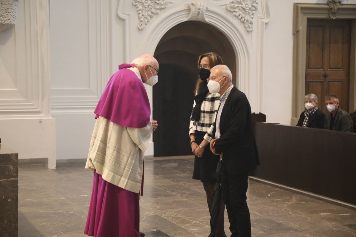 2721/0637-Dankgottesdienst für Ehejubilare mit Bischof Dr. Franz Jung_28283 Bischof Dr. Franz Jung hat am Mittwochabend, 30. Juni, einen Gottesdienst im Würzburger Kiliansdom gefeiert.