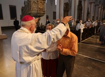 Mit rund 110 Ehepaaren aus der ganzen Diözese hat Weihbischof Ulrich Boom am Mittwochnachmittag, 23. Juni, einen Pontifikalgottesdienst gefeiert. Eingeladen waren Ehejubilare, die in den Jahren 2020 und 2021 auf 50, 60 oder 65 gemeinsame Jahre zurückblicken.