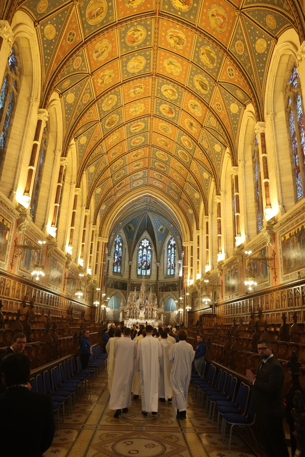 In einer feierlichen Prozession wurden die Reliquien durch den Innenhof in die College Chapel getragen.