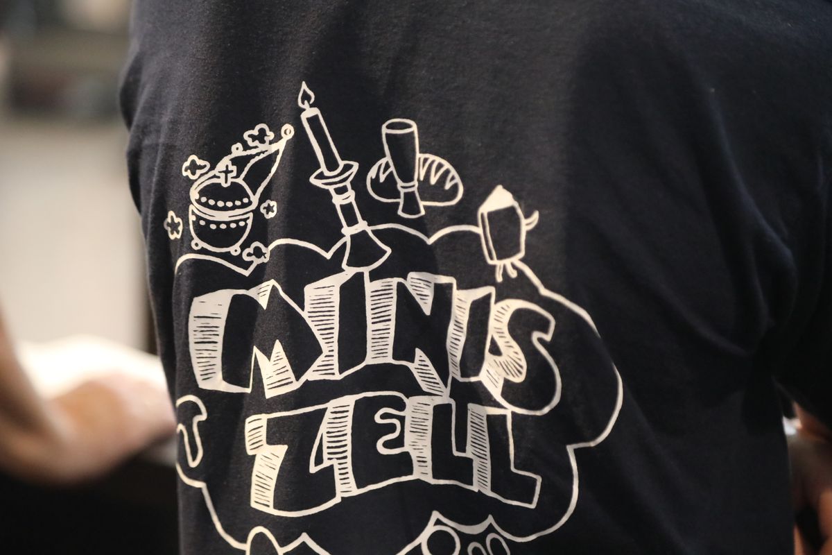 2721/0661 Ministranten-Gottesdienst_28686 Weihbischof Ulrich Boom hat anlässlich der Kiliani-Wallfahrtswoche mit den Ministranten einen Gottesdienst im Würzburger Dom gefeiert.