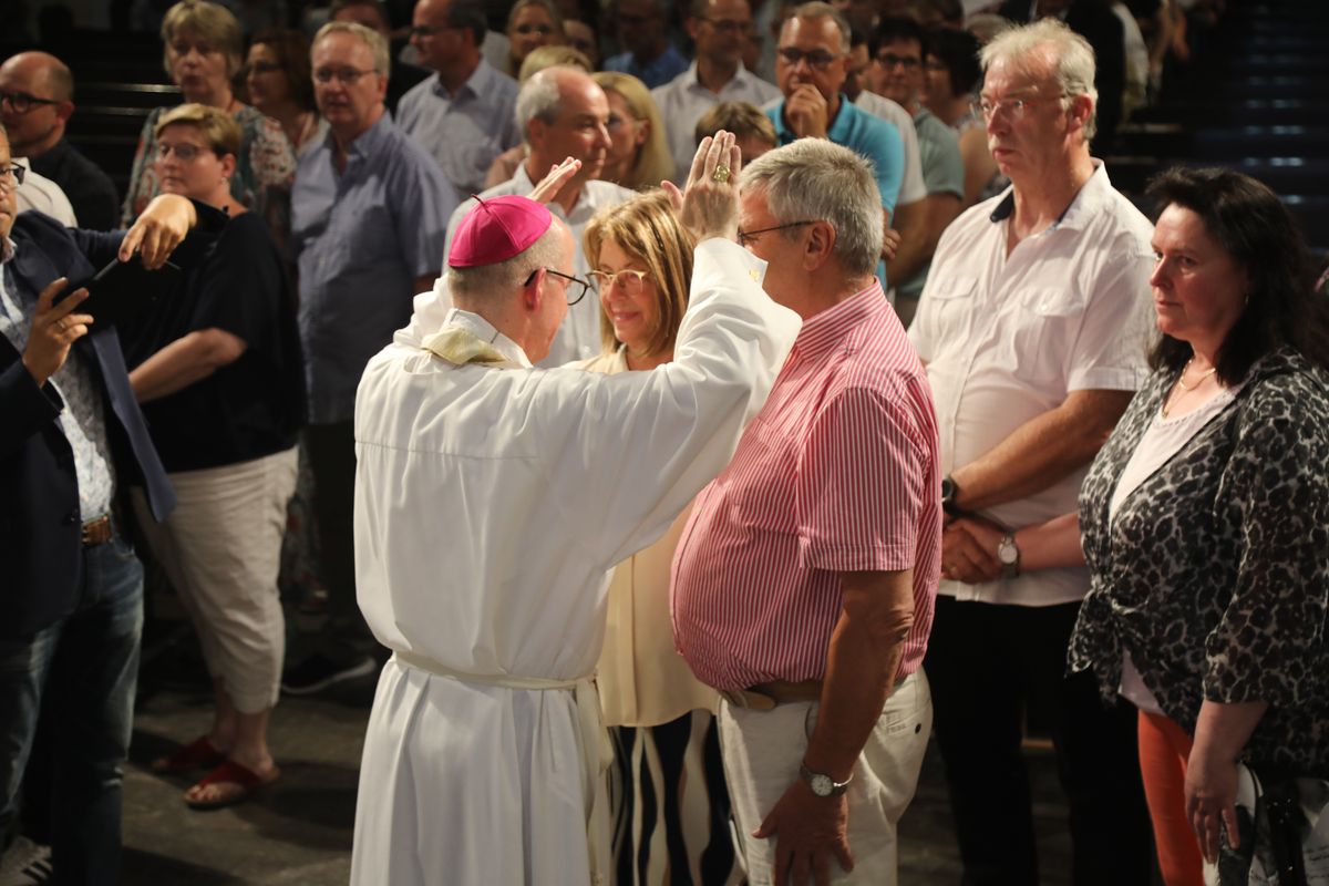 Mit rund 1000 Eheleuten, die in diesem Jahr Silberhochzeit haben, feierte Bischof Dr. Franz Jung am Freitagabend, 4. Juli 2025, einen Pontifikalgottesdienst im Kiliansdom. Im Anschluss erteilten er, Weihbischof Paul Reder sowie weitere Seelsorgerinnen und Seelsorger den Paaren einzeln den Segen.