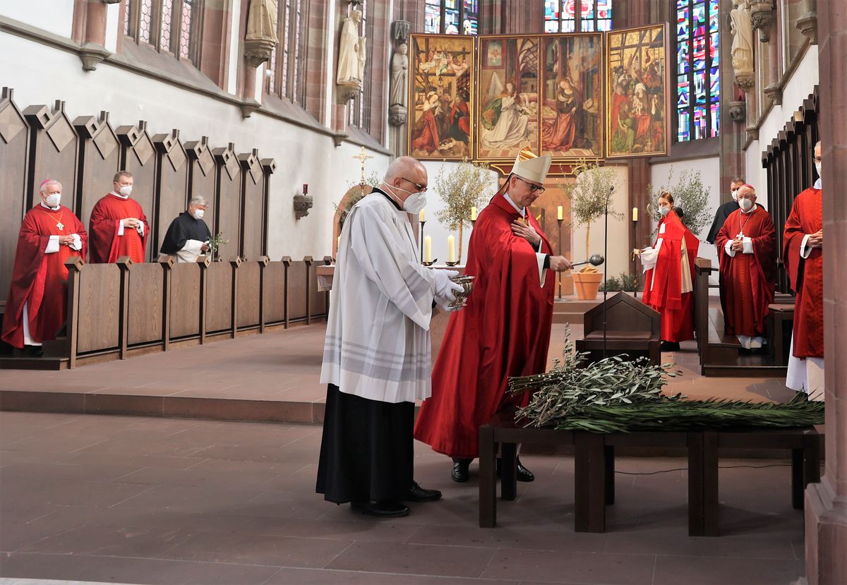 Bischof Dr. Franz Jung feierte am Sonntag, 10. April, in Würzburg die Palmsonntagsliturgie.