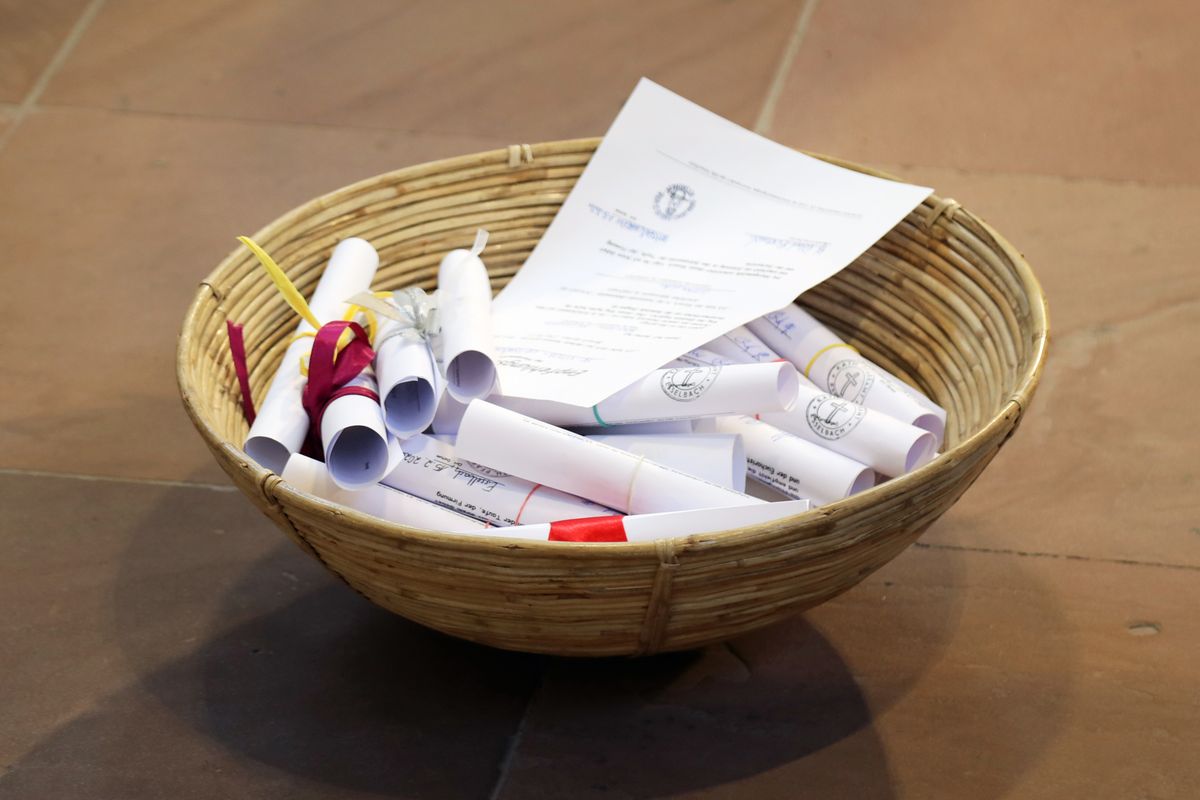 Feier der Zulassung zu Taufe, Firmung und Eucharistie im Neumünster: Vertreter der Heimatpfarreien überreichten die Sendschreiben für die Bewerber.