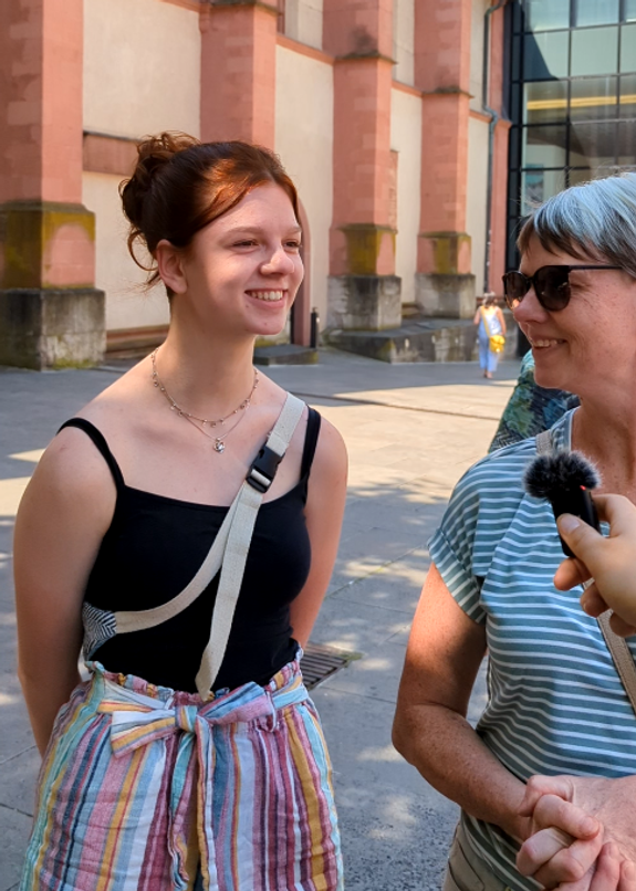 Lilli Rossmann und ihre Mutter Heike Rossmann hoffen bei der Straßenumfrage, dass sich die Wirtschaftslage bessert. Lilli Rossmann und ihre Mutter Heike Rossmann hoffen bei der Straßenumfrage, dass sich die Wirtschaftslage bessert.