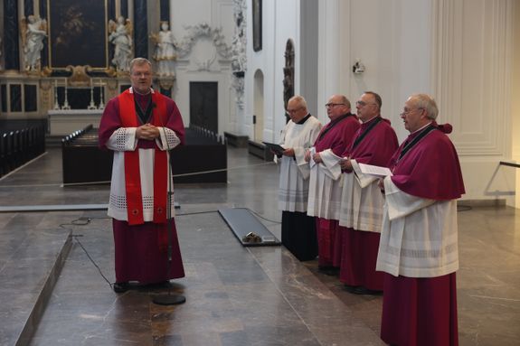 Bei einer liturgischen Feier am Donnerstag, 26. September, sind die Reliquien der Frankenapostel Kilian. Kolonat und Totnan aus dem Altar des Kiliansdom  genommen und im Anschluss für den Transport in Richtung Irland verladen worden. Von Mittwoch, 2., bis Sonntag, 6. Oktober, begleiten Bischof Dr. Franz Jung und Generalvikar Dr. Jürgen Vorndran mit einer Pilgergruppe aus dem Bistum den Kilianschrein bei dessen vorübergehendem  Irland-Aufenthalt. 