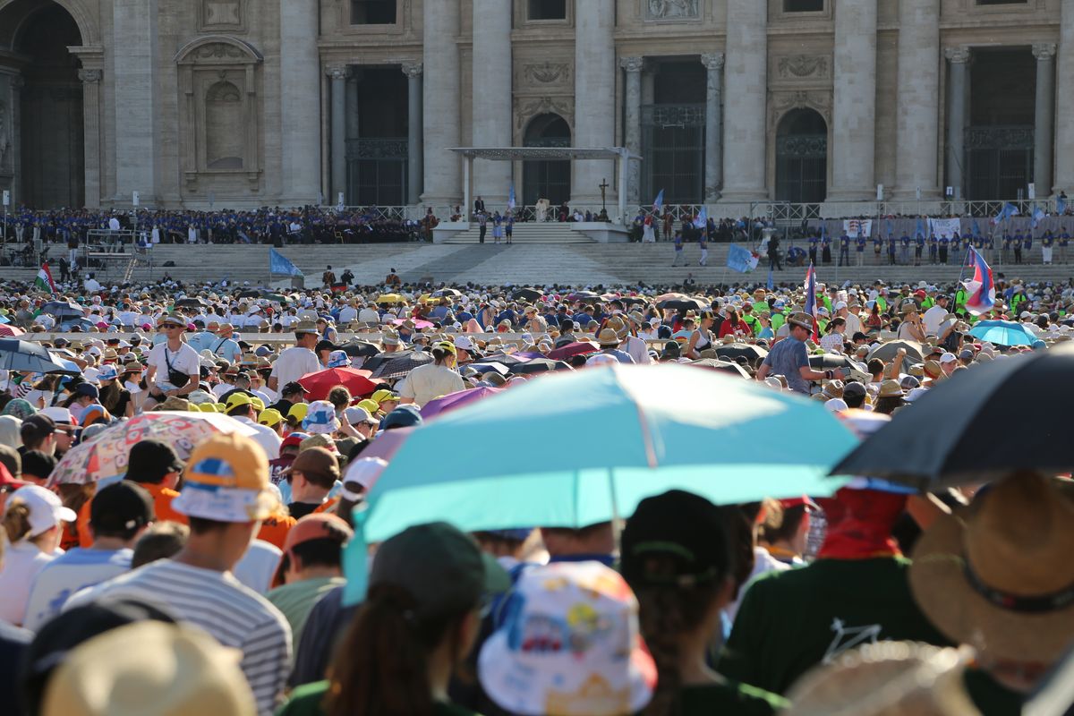 Vom Platz beim "Chor der Nationen" konnten die Ministrantinnen und Ministranten über die Menschenmenge auf dem Petersplatz schauen. Vom Platz beim "Chor der Nationen" konnten die Ministrantinnen und Ministranten über die Menschenmenge auf dem Petersplatz schauen.
