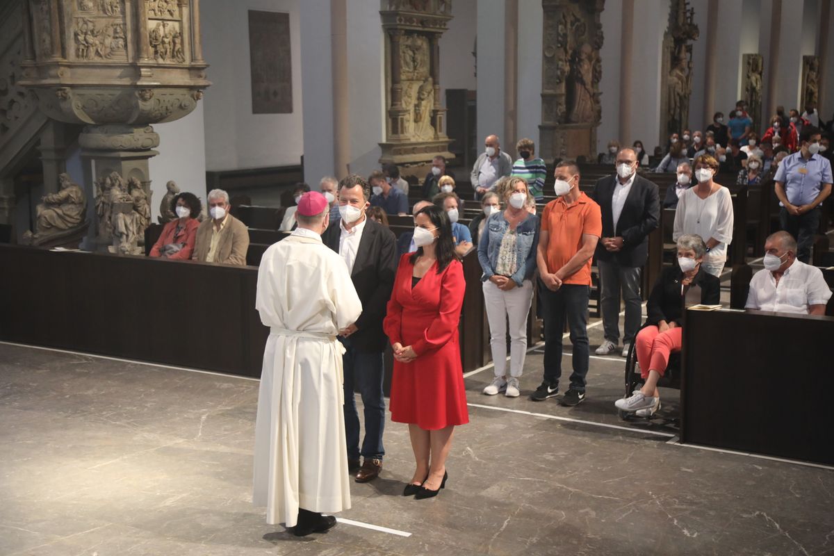 2721/0637-Dankgottesdienst für Ehejubilare mit Bischof Dr. Franz Jung_28278 Bischof Dr. Franz Jung hat am Mittwochabend, 30. Juni, einen Gottesdienst im Würzburger Kiliansdom gefeiert.