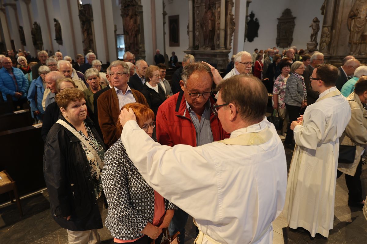 Seelsorgerinnen und Seelsorger spendeten nach dem Gottesdienst den Jubelpaaren individuell den Segen. 