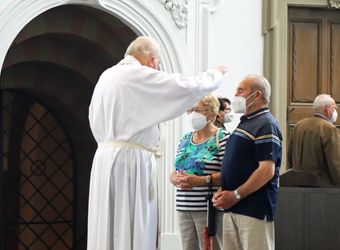 Bischof em. Dr. Friedhelm Hofmann feierte am Mittwochvormittag, 23. Juni, im Kiliansdom einen Pontifikalgottesdienst für Ehejubilare, die in den Jahren 2020 und 2021 auf 50, 60 oder 65 gemeinsame Jahre zurückblicken.