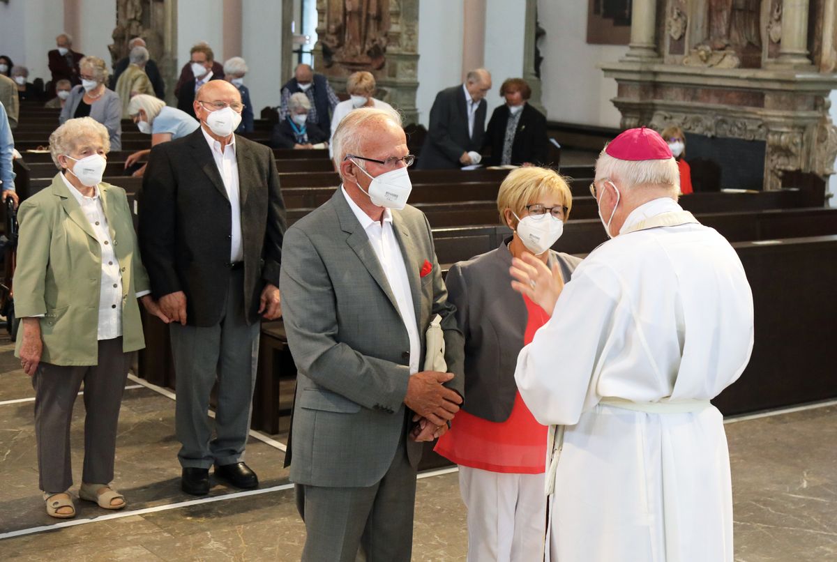 	 Weihbischof Ulrich Boom feierte am Mittwochnachmittag, 30. Juni, einen Gottesdienst für Ehepaare, die 2020 oder 2021 ihr goldenes, diamantenes oder eisernes Ehejubiläum hatten. Im Anschluss konnten sich die Paare segnen lassen.
