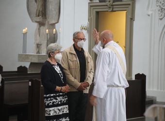 Bischof Dr. Franz Jung segnete nach dem Gottesdienst die Ehejubilare.