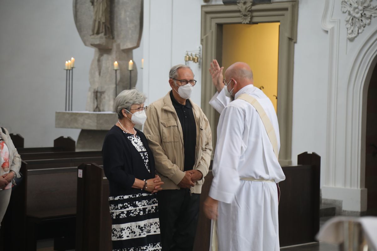 2721/0630_Ehejubilare mit Bischof Franz Jung_28154 Bischof Dr. Franz Jung segnete nach dem Gottesdienst die Ehejubilare.