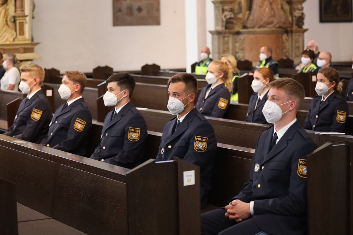 2821/0668 Blaulichtgottesdienst_28754 Weihbischof Ulrich Boom stand am Mittwochabend, 7. Juli, der Kiliani-Wort-Gottes-Feier für Polizei, Feuerwehr, Technisches Hilfswerk, Rettungsdienste und Notfallseelsorge im Kiliansdom vor.