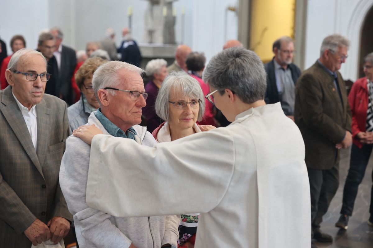 Seelsorgerinnen und Seelsorger spendeten nach dem Gottesdienst den Jubelpaaren individuell den Segen. 