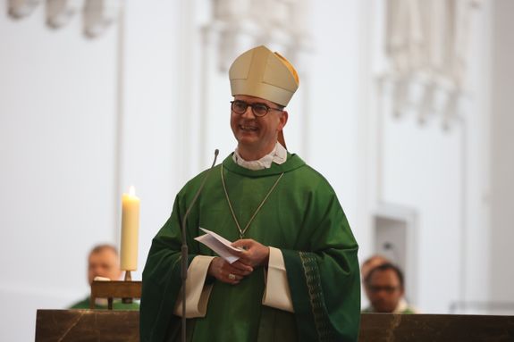 Das biblische Motto "Hab Mut, steh auf!" des Katholikentags 2026 in Würzburg gelte auch den Menschen in Papua-Neuguinea, betonte Bischof Dr. Franz Jung in seiner Predigt.