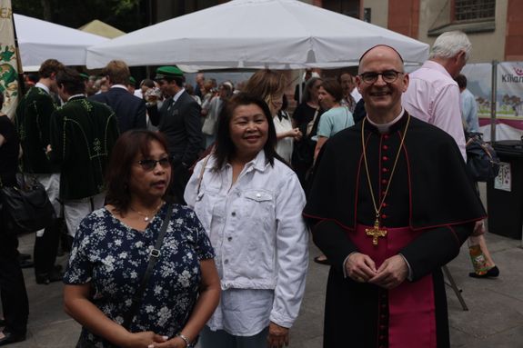 Mit einer Reliquienprozession von Sankt Burkard über die Alte Mainbrücke und einem Pontifikalgottesdienst im Kiliansdom ist am Sonntag, 6. Juli, die Kiliani-Wallfahrtswoche 2025 eröffnet worden.