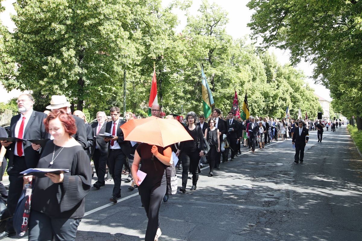 Die Fronleichnamsprozession in Würzburg stand unter dem Motto "Denn Gott hat uns nicht einen Geist der Verzagtheit gegeben, sondern den Geist der Kraft, der Liebe und Besonnenheit".