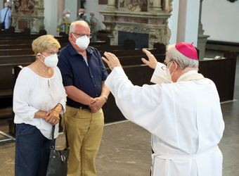 Bischof em. Dr. Friedhelm Hofmann feierte am Mittwochvormittag, 23. Juni, im Kiliansdom einen Pontifikalgottesdienst für Ehejubilare, die in den Jahren 2020 und 2021 auf 50, 60 oder 65 gemeinsame Jahre zurückblicken.