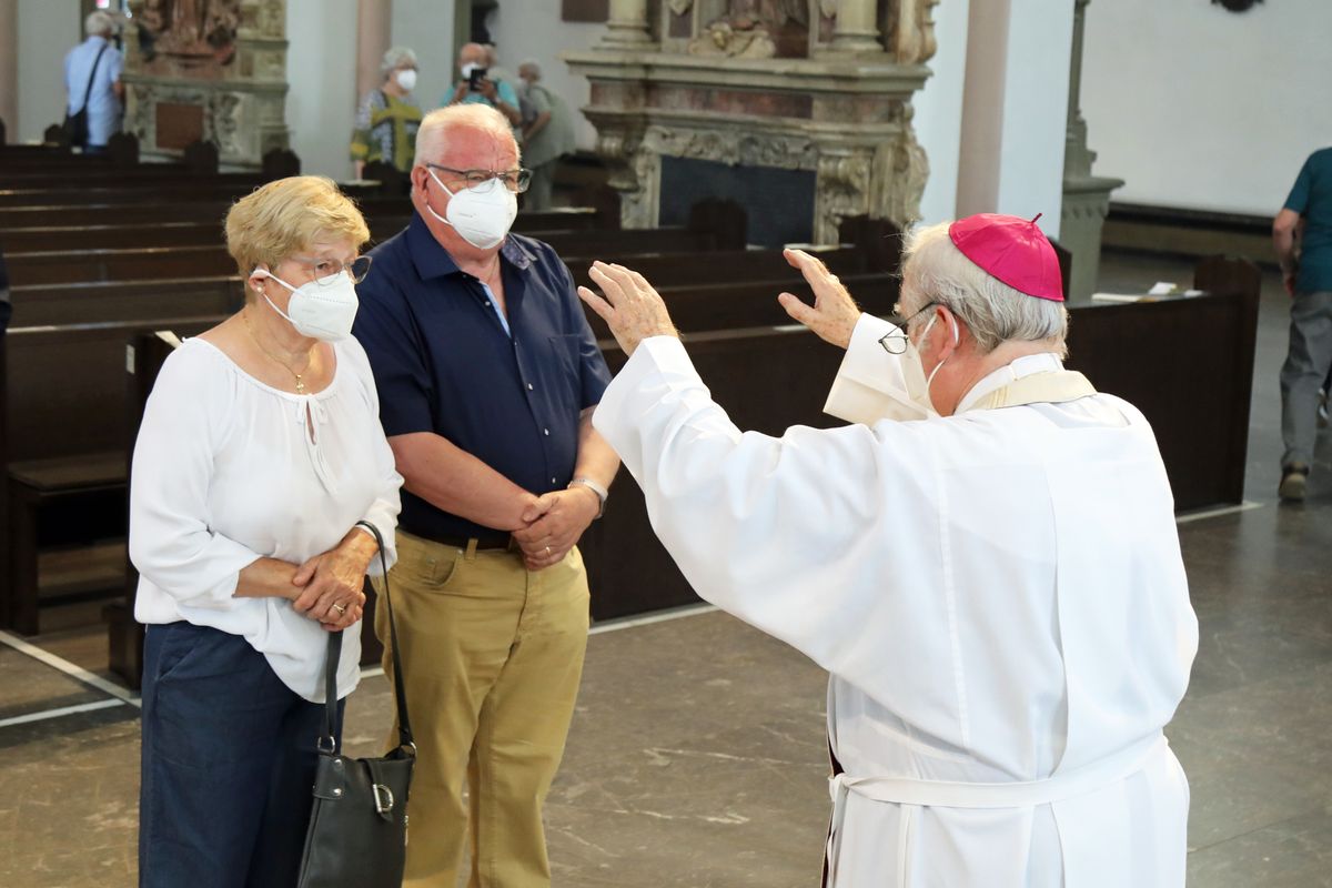 Bischof em. Dr. Friedhelm Hofmann feierte am Mittwochvormittag, 23. Juni, im Kiliansdom einen Pontifikalgottesdienst für Ehejubilare, die in den Jahren 2020 und 2021 auf 50, 60 oder 65 gemeinsame Jahre zurückblicken. Bischof em. Dr. Friedhelm Hofmann feierte am Mittwochvormittag, 23. Juni, im Kiliansdom einen Pontifikalgottesdienst für Ehejubilare, die in den Jahren 2020 und 2021 auf 50, 60 oder 65 gemeinsame Jahre zurückblicken.