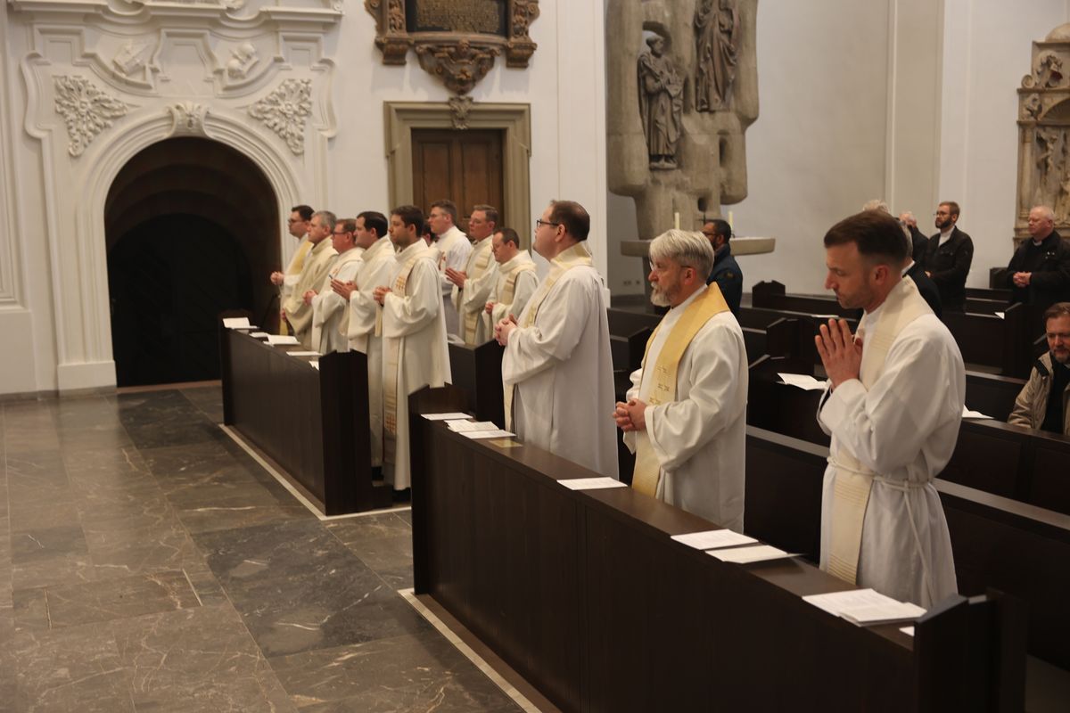 Bischof Dr. Franz Jung hat am Montagabend, 25. März, im Würzburger Kiliansdom die Heiligen Öle für alle 43 Pastoralen Räume im Bistum Würzburg  geweiht.