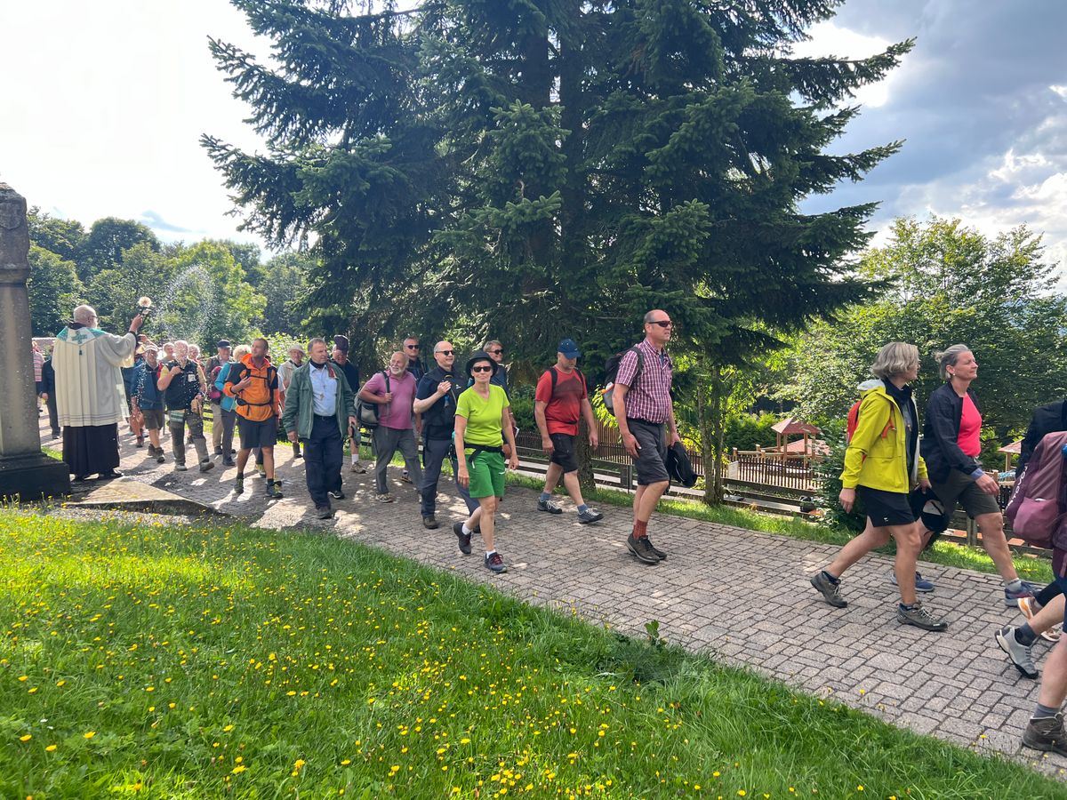 Ankunft der Würzburger Wallfahrer auf dem Kreuzberg