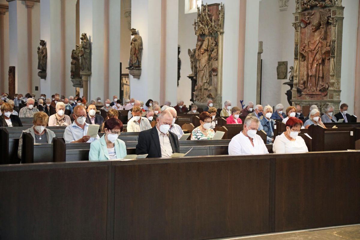 	 Weihbischof Ulrich Boom feierte am Mittwochnachmittag, 30. Juni, einen Gottesdienst für Ehepaare, die 2020 oder 2021 ihr goldenes, diamantenes oder eisernes Ehejubiläum hatten. Im Anschluss konnten sich die Paare segnen lassen.