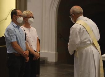 Bischof Dr. Franz Jung feierte am Mittwochabend, 23. Juni, einen Gottesdienst für Ehepaare, die 2021 oder 2021 auf 25 gemeinsame Jahre zurückblicken. Im Anschluss konnten sich die Paare segnen lassen.