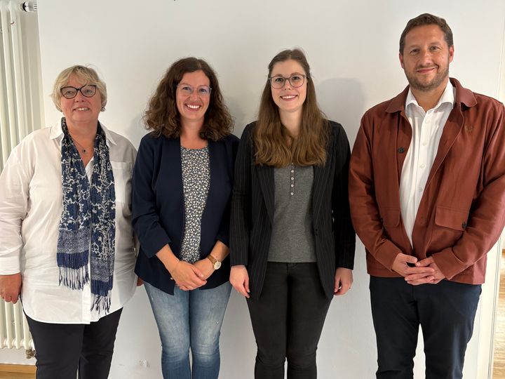 Simone Hoos (2. von links) ist für 25 Jahre im Dienst des Bistums geehrt worden. Mit im Bild (von links) MAV-Vorsitzende Dorothea Weitz, Referatsleiterin Johanna Chalupka und Kanzler Matthias Finster.