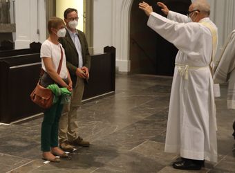 Bischof Dr. Franz Jung feierte am Mittwochabend, 23. Juni, einen Gottesdienst für Ehepaare, die 2021 oder 2021 auf 25 gemeinsame Jahre zurückblicken. Im Anschluss konnten sich die Paare segnen lassen.