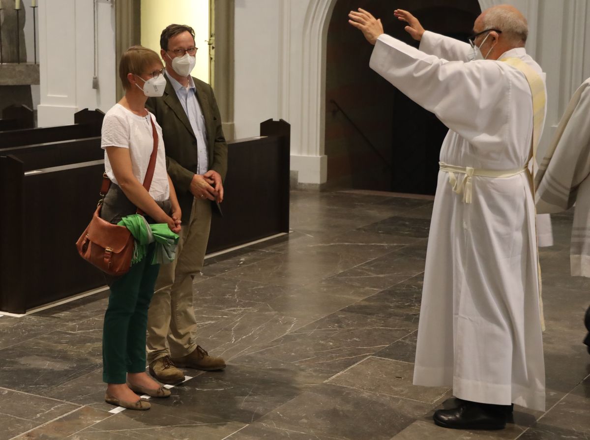 Bischof Dr. Franz Jung feierte am Mittwochabend, 23. Juni, einen Gottesdienst für Ehepaare, die 2021 oder 2021 auf 25 gemeinsame Jahre zurückblicken. Im Anschluss konnten sich die Paare segnen lassen.