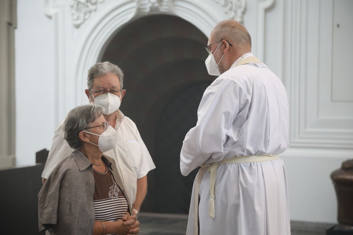 2621/0622 - Ehejubilare Gold mit Weihbischof Ulrich Boom_27907 Weihbischof Ulrich Boom feierte am Montagnachmittag, 26. Juni, einen Gottesdienst für Ehepaare, die 2020 oder 2021 ihr goldenes, diamantenes oder eisernes Ehejubiläum hatten. Im Anschluss konnten sich die Paare segnen lassen.