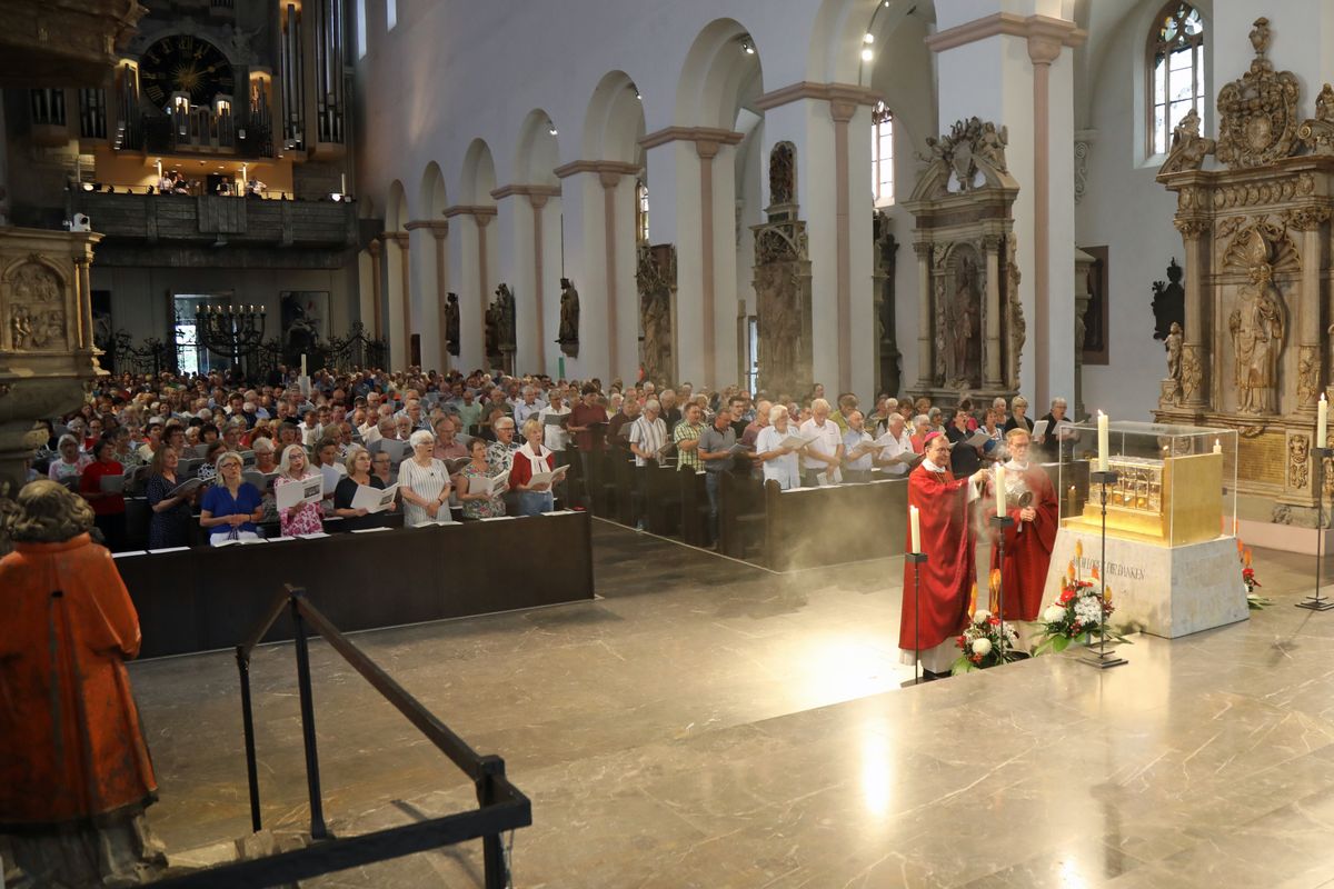 Weihbischof Paul Reder feierte am Samstag, 12. Juli 2025, einen Kiliani-Gottesdienst mit Kirchenchören sowie Kirchenmusikern und -musikerinnen aus dem ganzen Bistum.
