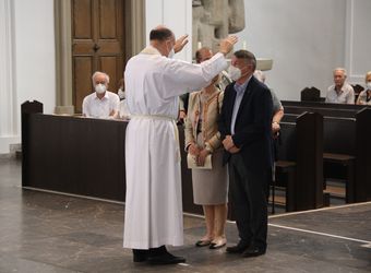 Mit rund 110 Ehepaaren aus der ganzen Diözese hat Weihbischof Ulrich Boom am Mittwochnachmittag, 23. Juni, einen Pontifikalgottesdienst gefeiert. Eingeladen waren Ehejubilare, die in den Jahren 2020 und 2021 auf 50, 60 oder 65 gemeinsame Jahre zurückblicken.