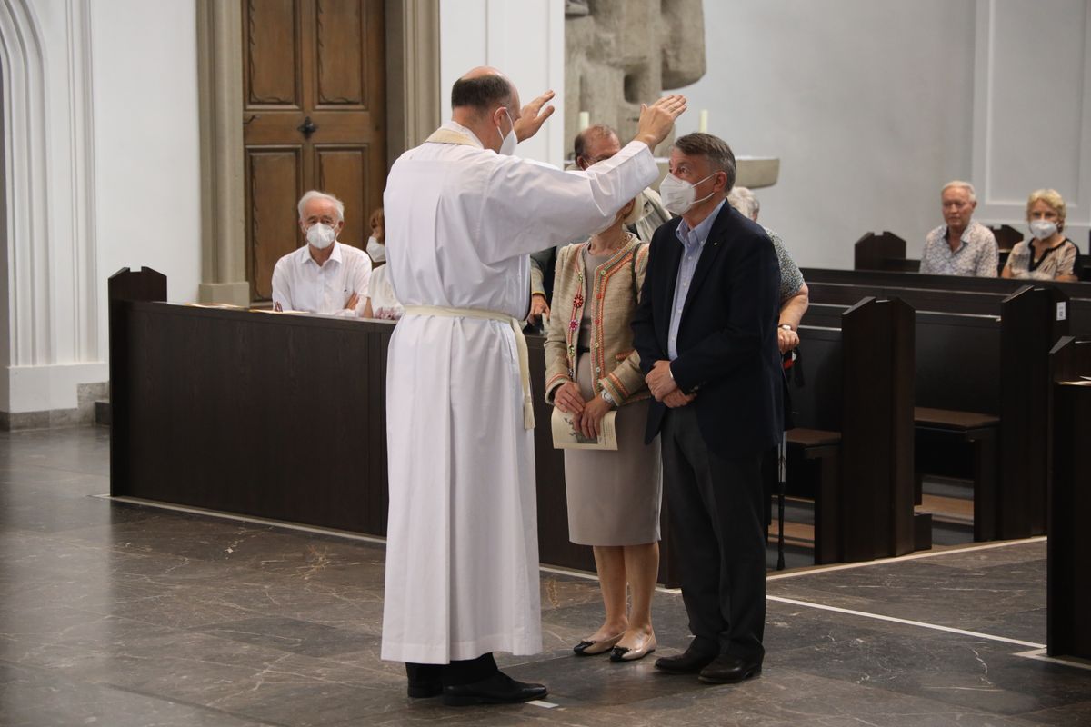 Mit rund 110 Ehepaaren aus der ganzen Diözese hat Weihbischof Ulrich Boom am Mittwochnachmittag, 23. Juni, einen Pontifikalgottesdienst gefeiert. Eingeladen waren Ehejubilare, die in den Jahren 2020 und 2021 auf 50, 60 oder 65 gemeinsame Jahre zurückblicken.