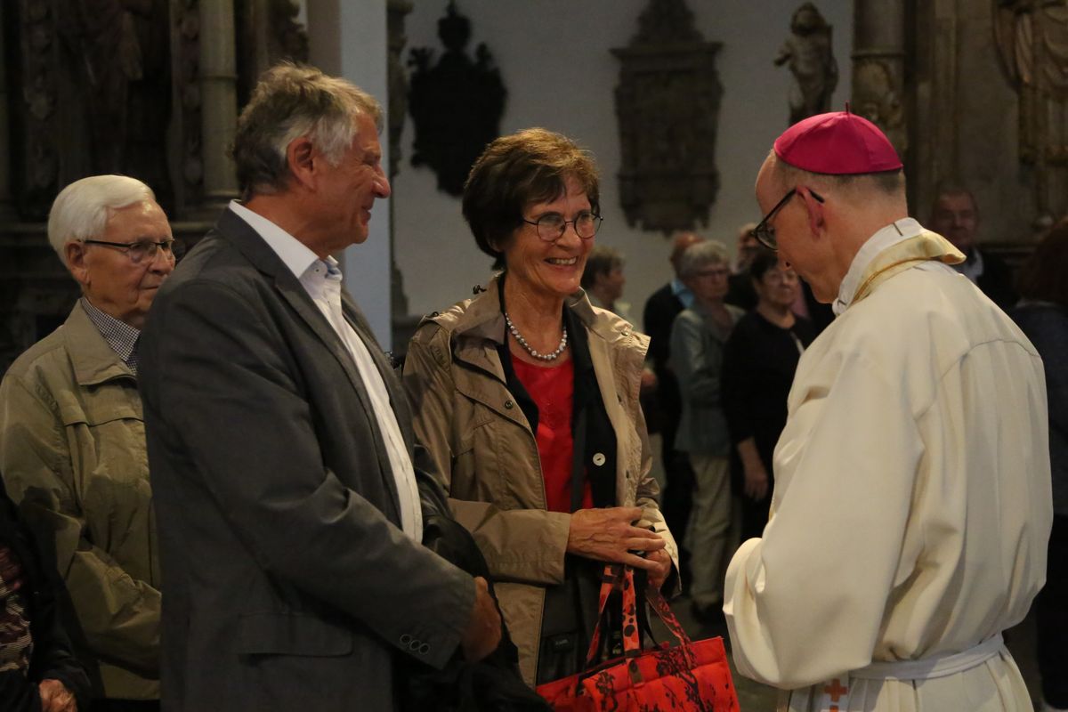 Bischof Dr. Franz Jung hat am Donnerstagnachmittag, 4. Juli, mit etwa 320 Paaren im Kiliansdom ihr goldenes oder diamantenes Ehejubiläum gefeiert.