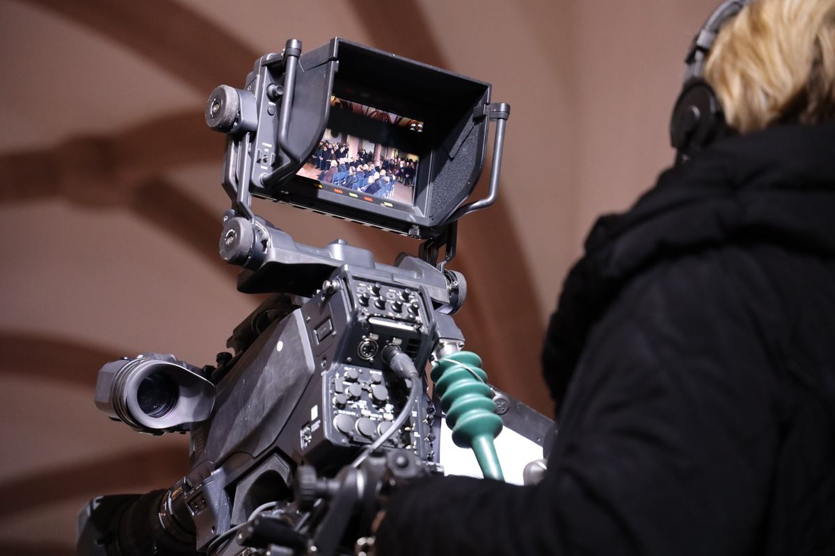 Bischof Dr. Franz Jung feierte zum Aschermittwoch der Künstler einen Gottesdienst in der Sepultur des Würzburger Kiliansdoms. Das Bayerische Fernsehen übertrug die Feier live.