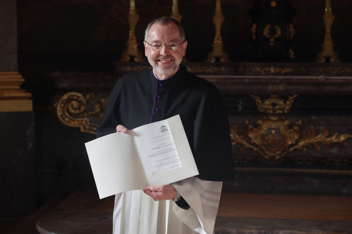 Dr. Matthias Leineweber mit der Ernennungsurkunde.