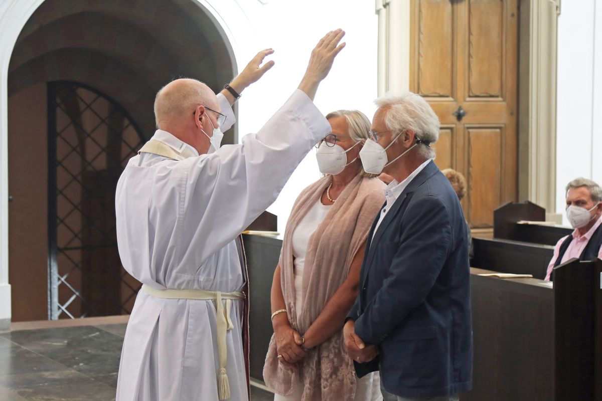 	 Weihbischof Ulrich Boom feierte am Mittwochnachmittag, 30. Juni, einen Gottesdienst für Ehepaare, die 2020 oder 2021 ihr goldenes, diamantenes oder eisernes Ehejubiläum hatten. Im Anschluss konnten sich die Paare segnen lassen.