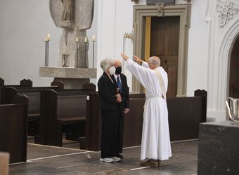 Im Anschluss an den Ehejubilarsgottesdienst mit Weihbischof Ulrich Boom am Freitagvormittag, 2. Juli, konnten sich die Paare von ihm und weiteren Priestern und Diakonen segnen lassen.