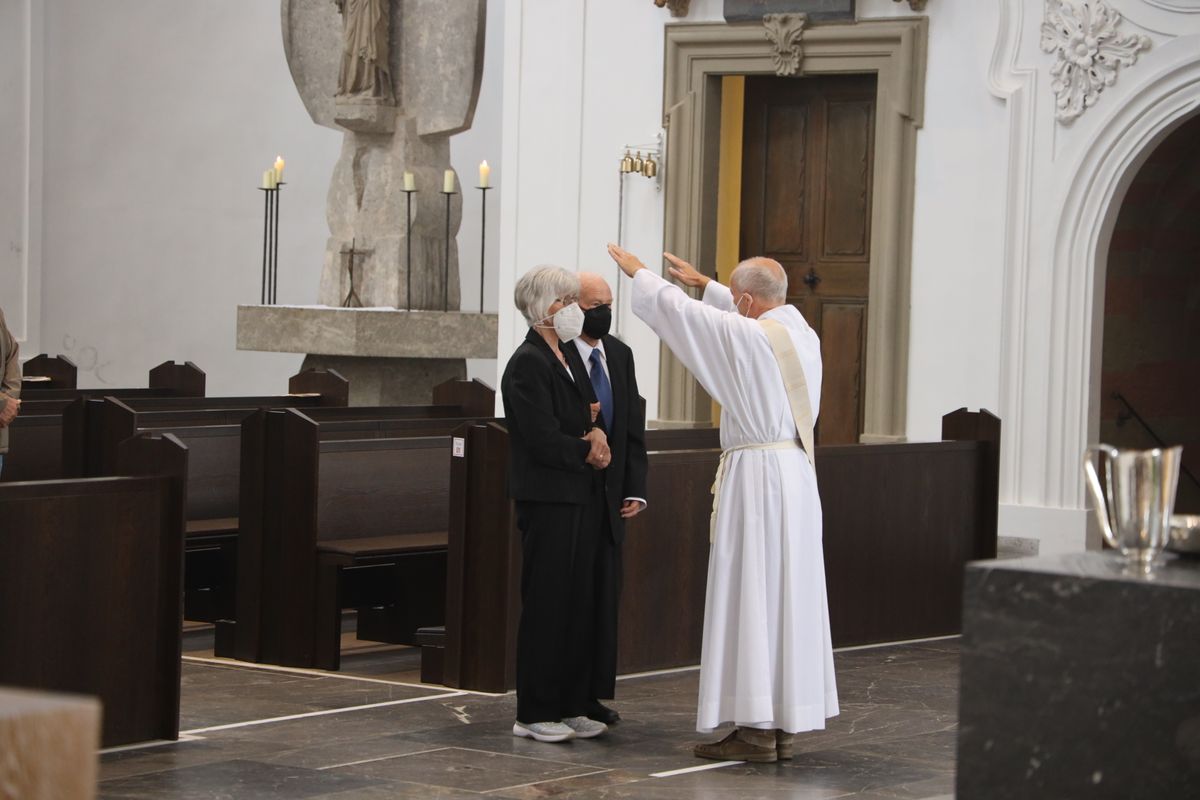 2721/0646 Ehejubilare Freitag, 2- Juli vormittags WB Boom_28460 Im Anschluss an den Ehejubilarsgottesdienst mit Weihbischof Ulrich Boom am Freitagvormittag, 2. Juli, konnten sich die Paare von ihm und weiteren Priestern und Diakonen segnen lassen.