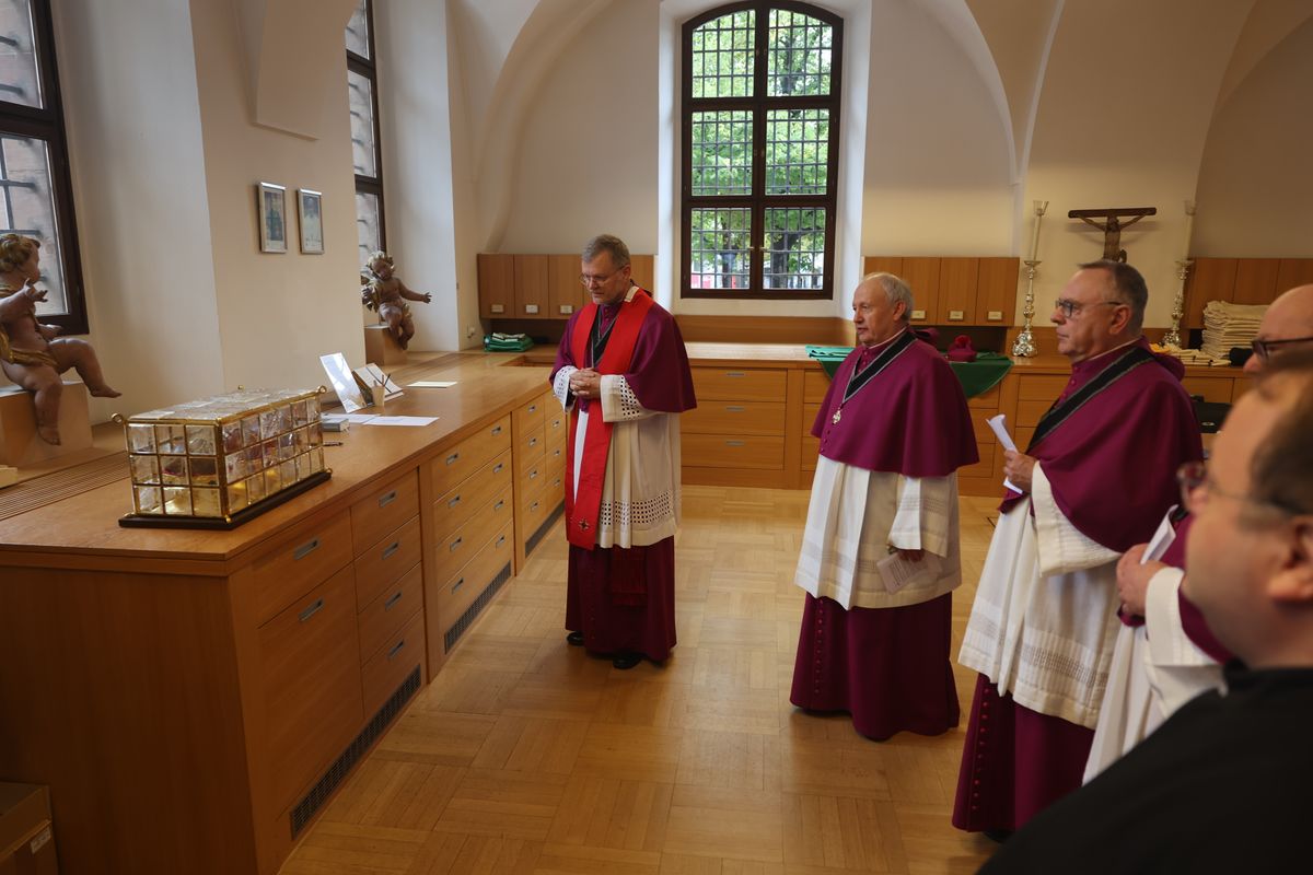 Bei einer liturgischen Feier am Donnerstag, 26. September, sind die Reliquien der Frankenapostel Kilian. Kolonat und Totnan aus dem Altar des Kiliansdom  genommen und im Anschluss für den Transport in Richtung Irland verladen worden. Von Mittwoch, 2., bis Sonntag, 6. Oktober, begleiten Bischof Dr. Franz Jung und Generalvikar Dr. Jürgen Vorndran mit einer Pilgergruppe aus dem Bistum den Kilianschrein bei dessen vorübergehendem  Irland-Aufenthalt. 