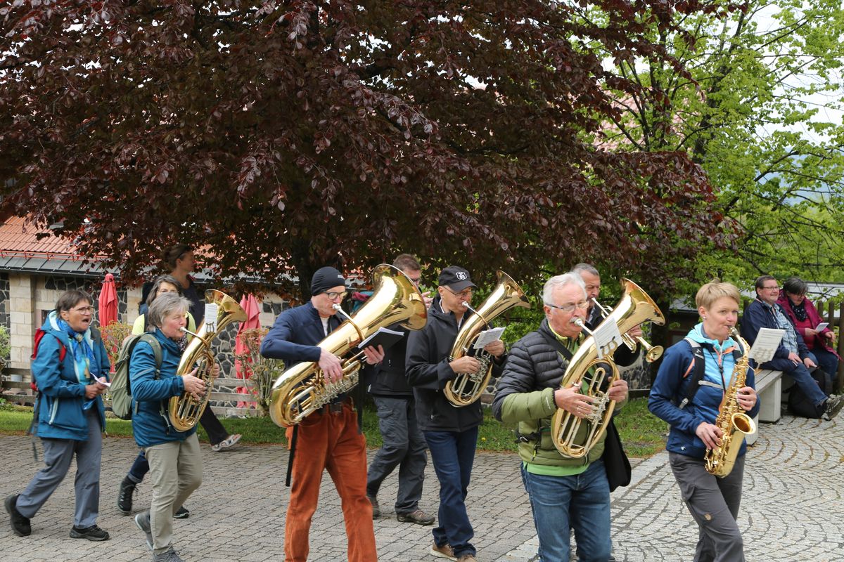 Fast 400 Gläubige haben an der Ökumenischen Kreuzbergwallfahrt mit Bischof Jung und Regionalbischöfin Bornowski teilgenommen.  Fast 400 Gläubige haben an der Ökumenischen Kreuzbergwallfahrt mit Bischof Jung und Regionalbischöfin Bornowski teilgenommen.