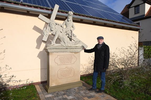Der Kulturgeschichtliche Arbeitskreis Burggrumbach sorgt auch für den Erhalt von Bildstöcken. Das Bild zeigt Günter Dusel neben einem "Kreuzschlepper" von 1720. Der Kulturgeschichtliche Arbeitskreis Burggrumbach sorgt auch für den Erhalt von Bildstöcken. Das Bild zeigt Günter Dusel neben einem "Kreuzschlepper" von 1720.